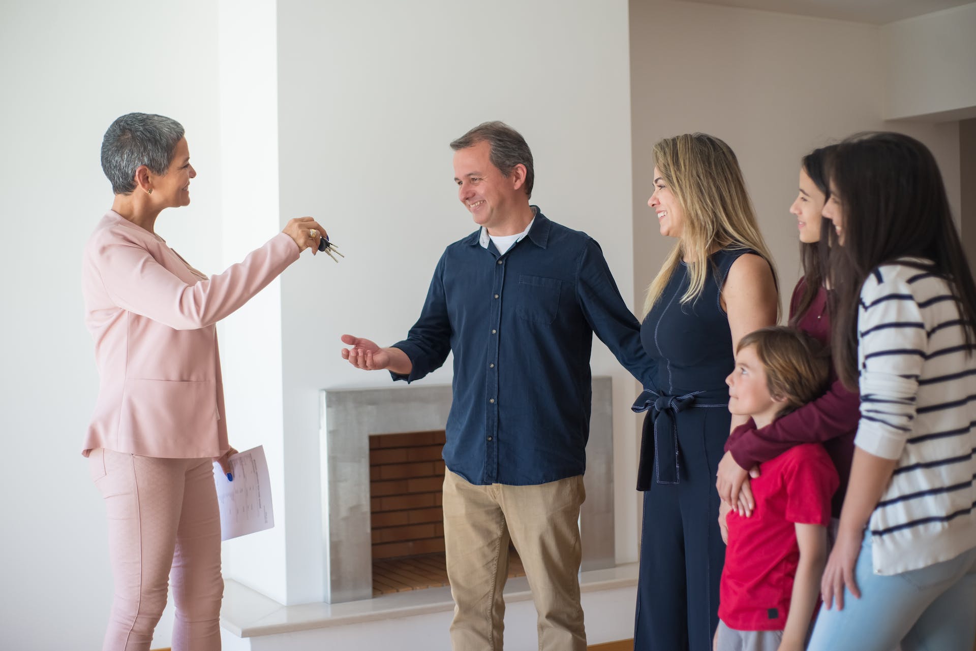 Pośrednik nieruchomości przy sprzedaży mieszkania – czy jest potrzebny?